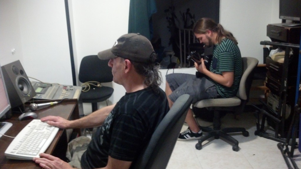 Trabajando en el estudio de grabación con Eltxo (Foto: Alberto Fernández)